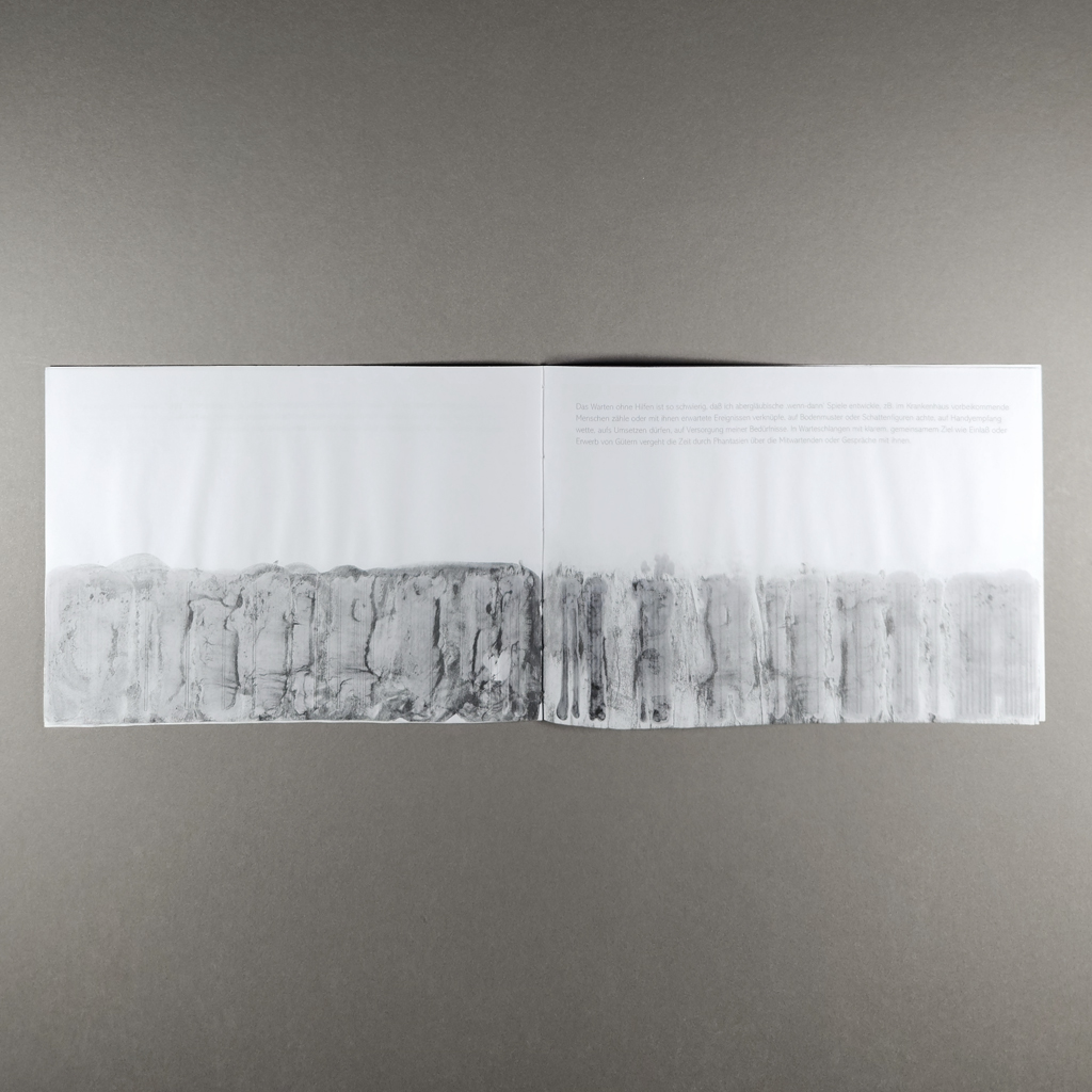 Warten, inside spread: A line of printed rectangles with a wash of water-soluble graphite across the bottom of the spread. On the recto, a paragraph of German text.