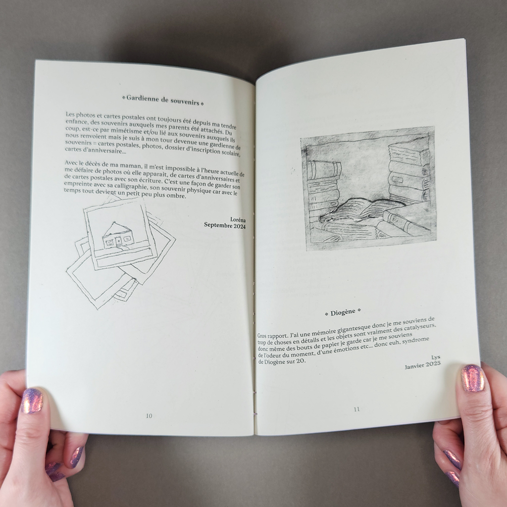 Recueil, pp. 10-11. Verso: a short text illustrated with a stack of photos. Recto: a short text illustrated with a pile of books. 